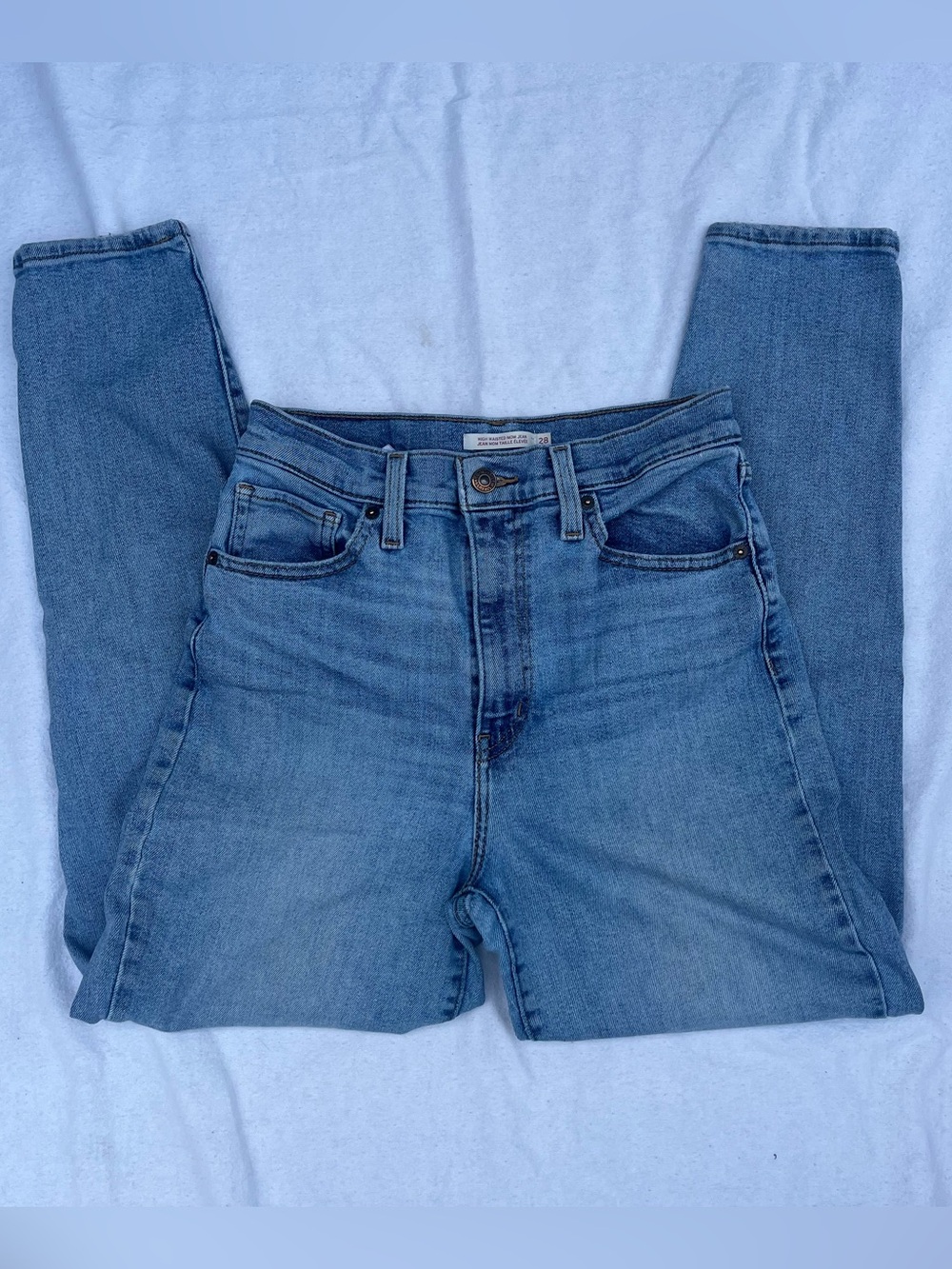 Levi’s Woman's Classic Light Blue Jeans, Straight Leg 28